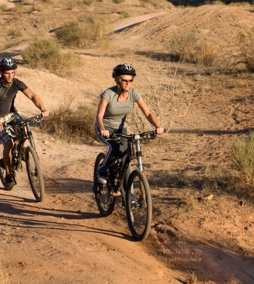 2 people mountain biking in Phoenix